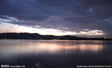 平静的湖上日出图片