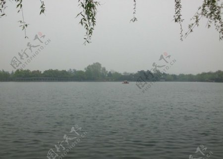 杭州西湖雨天远景拍摄图片