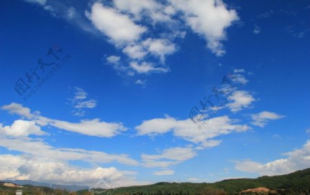 泸沽湖的天空图片