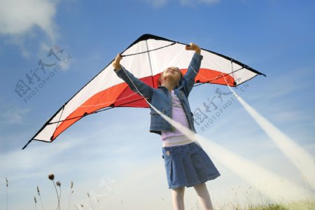 举着风筝的外国小女孩图片