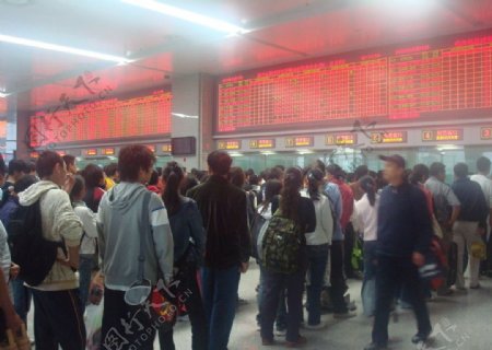 武昌火车站售票厅乘客图片