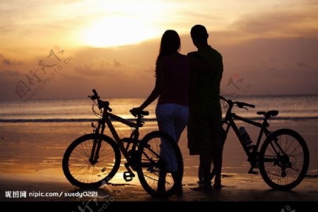 落日骑单车情侣图片