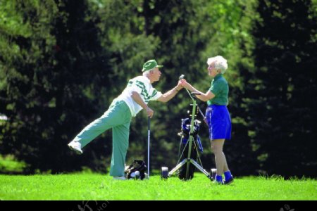 老年人夫妻伴侣爱人高尔夫图片