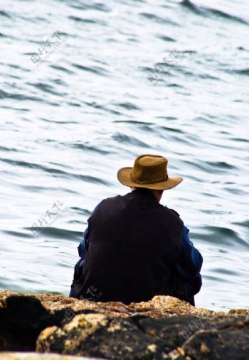 河边钓鱼休闲的男人图片