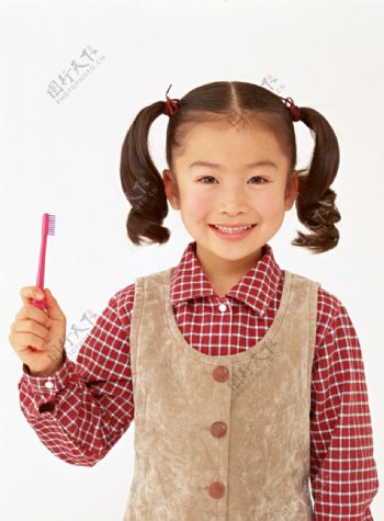 刷牙的小女孩图片