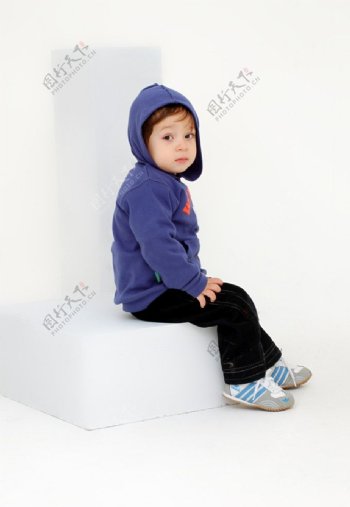 端坐的小男孩图片