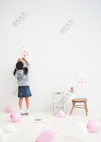 粉色心型气球可爱小女生图片