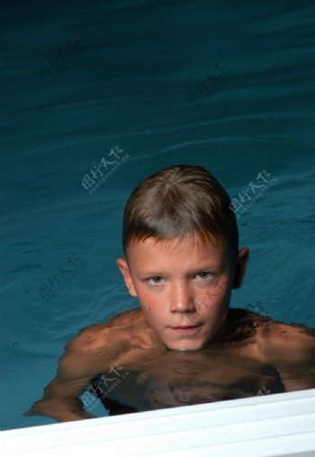 在水中的男孩图片