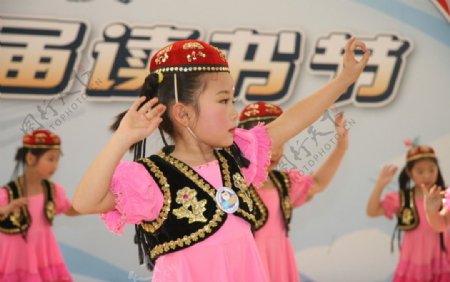 舞蹈新疆舞女孩跳舞可爱图片