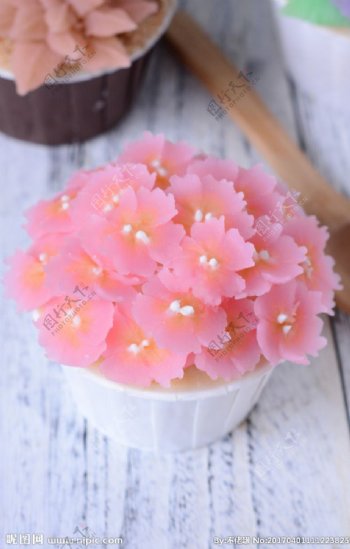 韩式裱花纸杯蛋糕