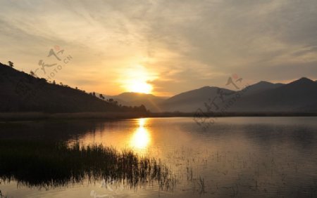 泸沽湖清晨风景图