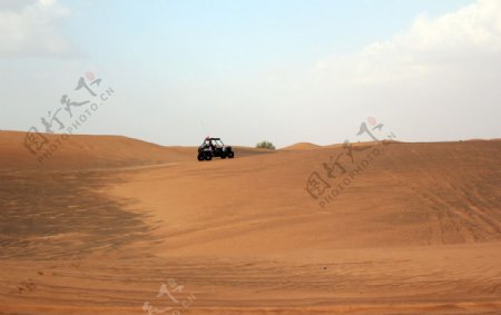 漠中的冲沙车