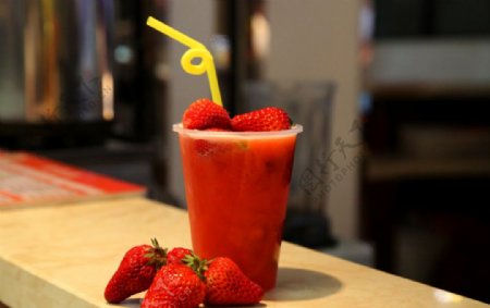 鲜榨草莓果汁