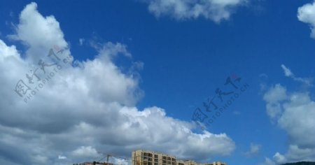 高楼上的蓝天白云延时摄影