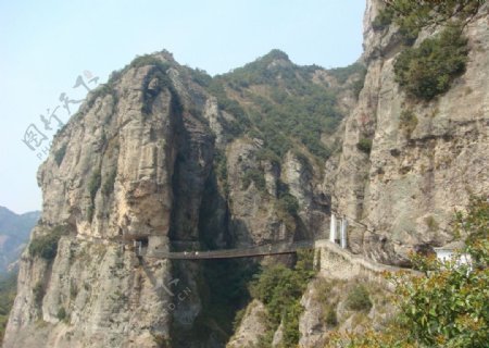 山涧绳索桥