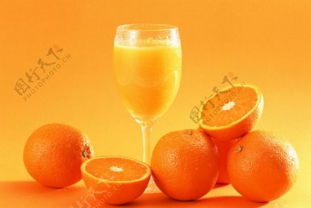 橙子和高脚杯橙汁