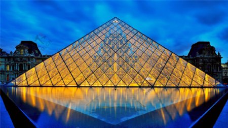 法国风情玻璃金字塔