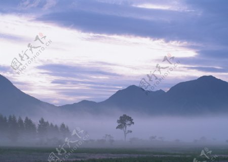 山峰平原风景图片