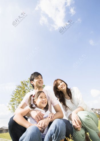 抬头仰望的一家人图片