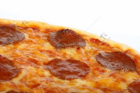 传统的美国意大利奶酪和意大利辣香肠比萨饼