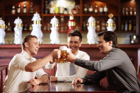 干杯喝酒的三名男人图片