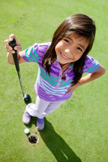 拿着高尔夫球杆的女孩图片