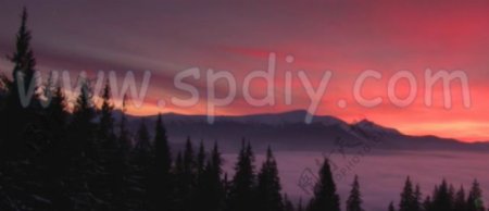 延迟拍摄中雪山太阳升起的美丽景色视频素材1