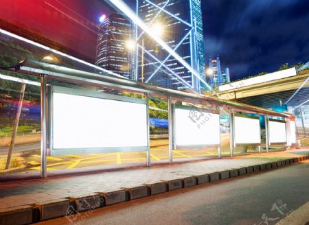 香港夜景与公交站台灯箱广告图片