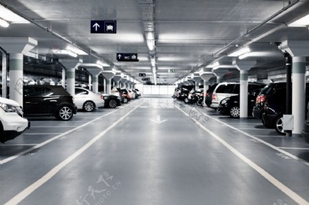 宽敞整洁的地下停车场图片