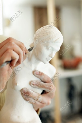 手和女人雕塑图片