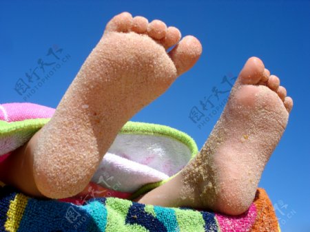 沾满沙子的脚丫图片
