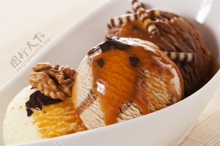 核桃巧克力冰淇淋图片