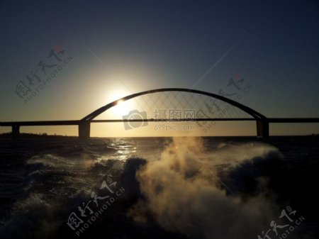 夕阳下的拱形桥