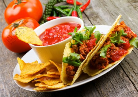 西红柿番茄酱和墨西哥玉米饼图片