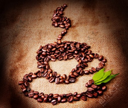 咖啡豆组成的咖啡杯图片