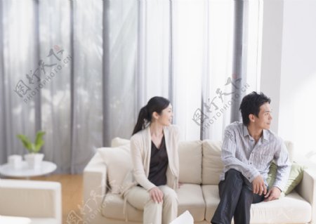 坐在沙发上的年轻夫妻图片