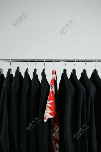 一排黑色西装中的花衬衫图片