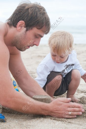 沙滩玩耍的父子俩图片
