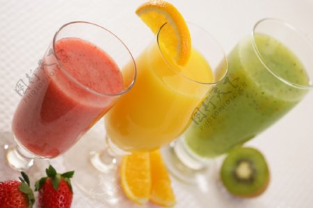 三杯营养果汁和水果图片