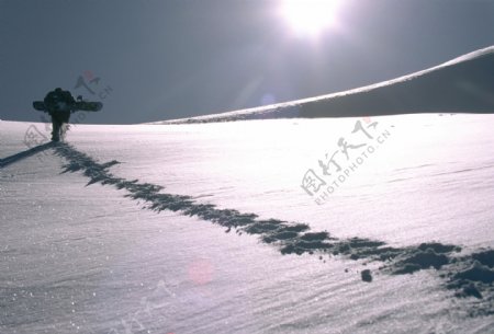 茫茫雪海中滑雪男人PSD素材图片