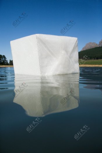 漂浮在水面上的纸盒子图片