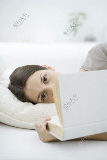 躺着看书的美女图片