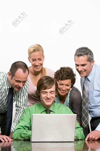 一起看电脑笑的人群图片