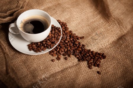 粗布上的咖啡和咖啡杯图片