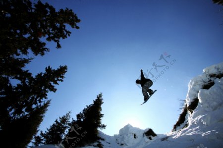 雪地腾飞滑雪男人图片