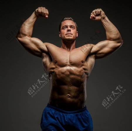 展示身上肌肉的男人图片