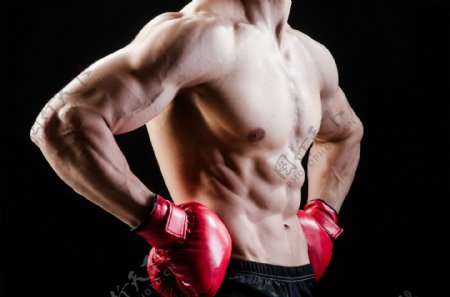 双手叉腰的拳击运动员图片
