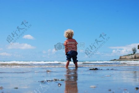 孩子站在上海滩湿