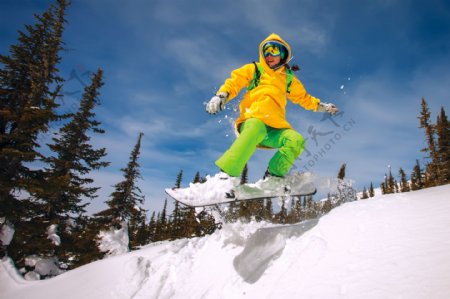 蓝天白云下滑雪的人图片