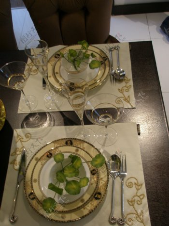 金域蓝湾餐厅餐桌上的餐具图片